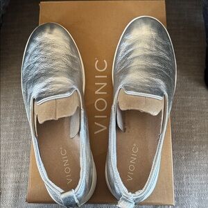 VIONIC LEATHER SILVER METALLIC LOAFERS LIKE NEW